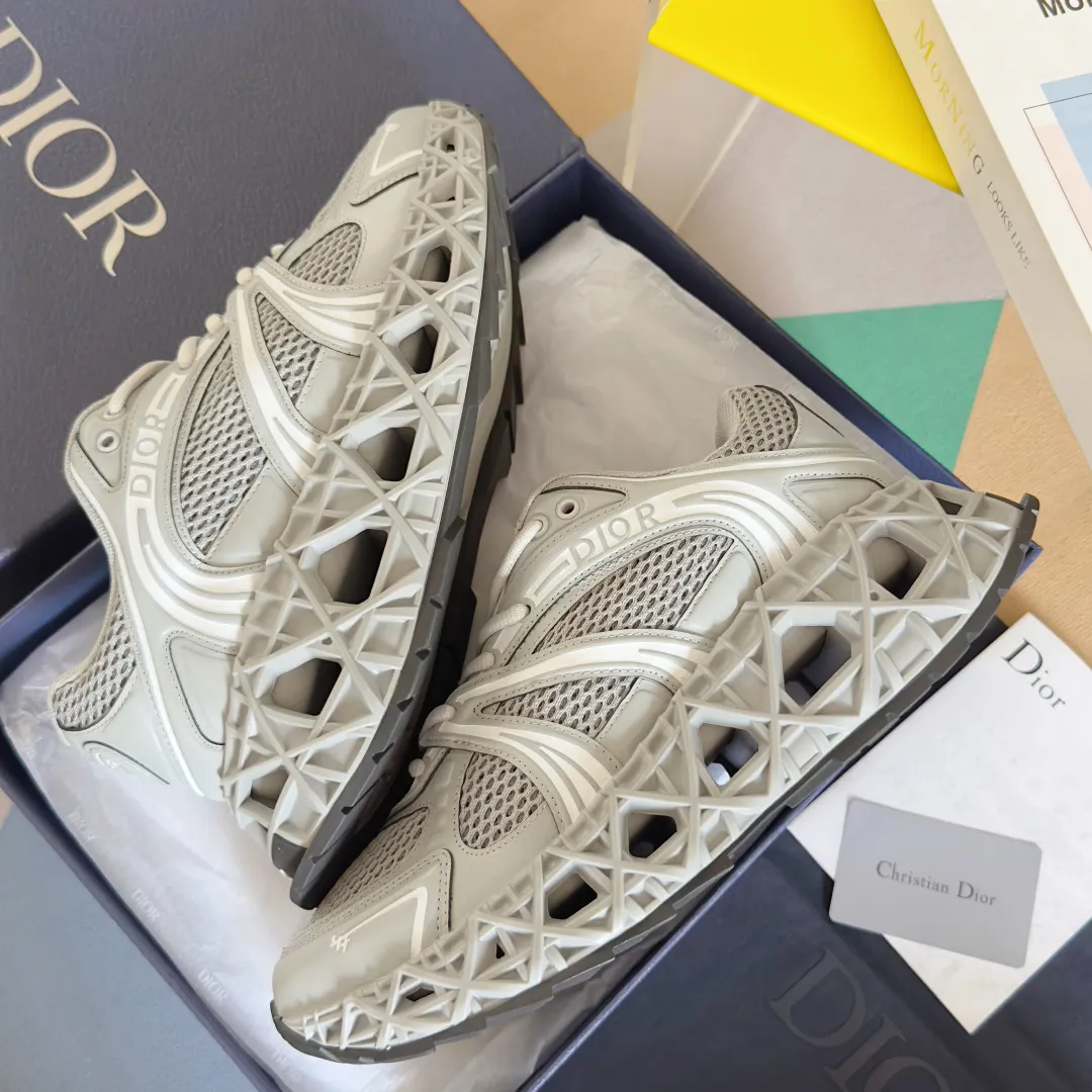 【DIOR】P:800💰 Men's 39-44. (Male 45.46 custom-made) Dior kawa Dior joint 2025ss casual sports shoes‼ ️ Reinterpret running shoes with dior’s haute couture style. b35 is made of fine-textured leather and mesh fabric materials. It can be worn in all seasons, is comfortable and breathable, and has many lines on the shoe body to outline details. It has a full retro three-dimensional feel and can create a casual look all year round!